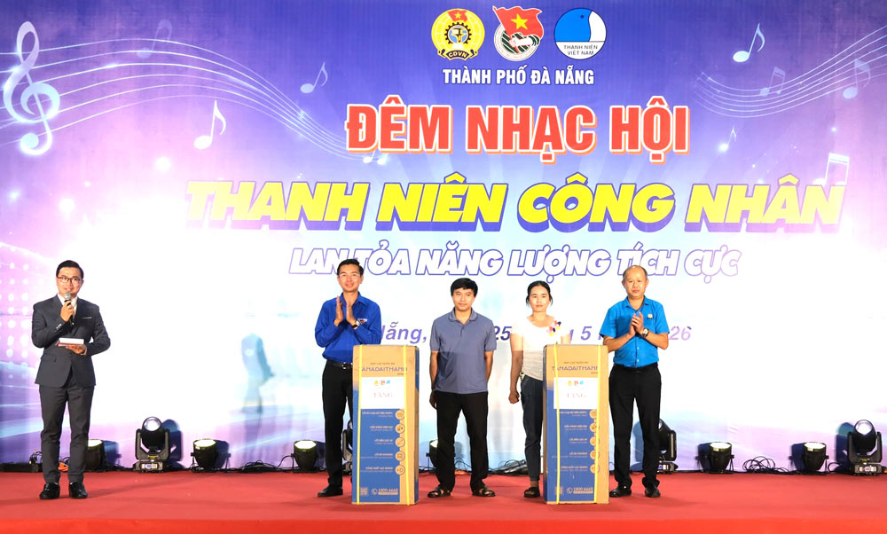 Ban tổ chức ngày hội trao tặng 2 máy lọc nước cho Nhà ở công nhân Khu công nghiệp Hòa Cầm. Ảnh: Công đoàn Đà Nẵng