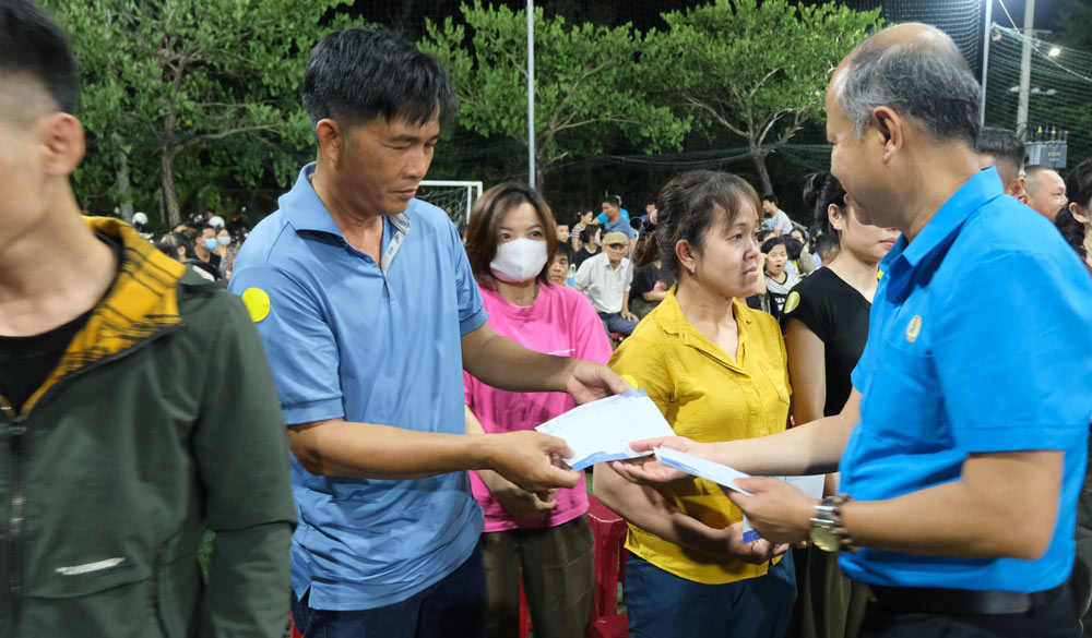 Lãnh đạo Công đoàn Đà Nẵng trao quà hỗ trợ lao động thanh niên có hoàn khó khăn. Ảnh: Công đoàn Đà Nẵng