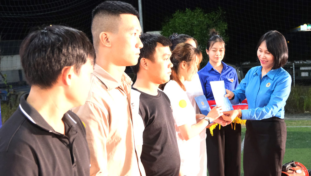 Leaders of Da Nang City Trade Union present gifts to support young workers in difficult circumstances. Photo: Da Nang Trade Union