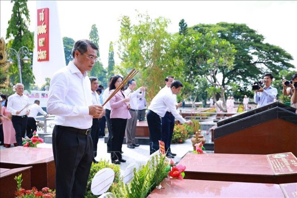 Thủ tướng Chính phủ Lê Minh Hưng thắp hương tưởng niệm các Anh hùng liệt sĩ tại Nghĩa trang liệt sĩ TP Cần Thơ. Ảnh: Dương Giang/TTXVN