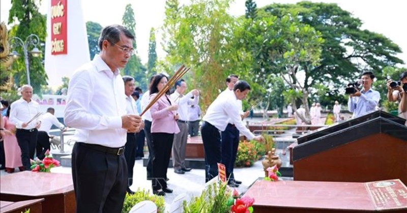 Thủ tướng dâng hương tưởng niệm các anh hùng liệt sĩ Cần Thơ