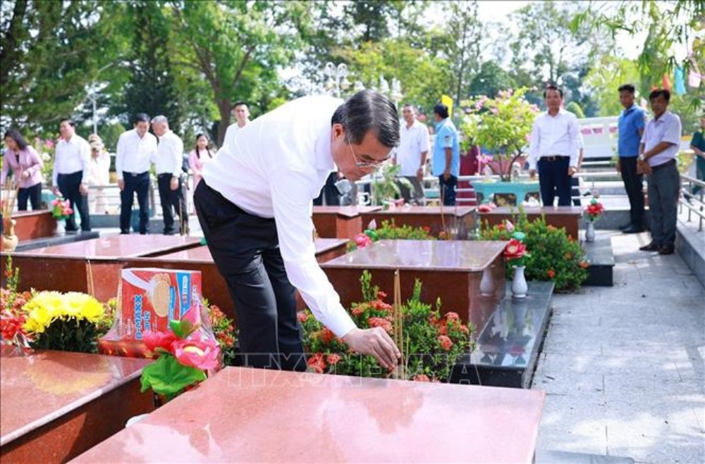 Politburo Member, Prime Minister Le Minh Hung offers incense at the graves of heroic martyrs at Can Tho City Martyrs' Cemetery. Photo: Duong Giang/VNA