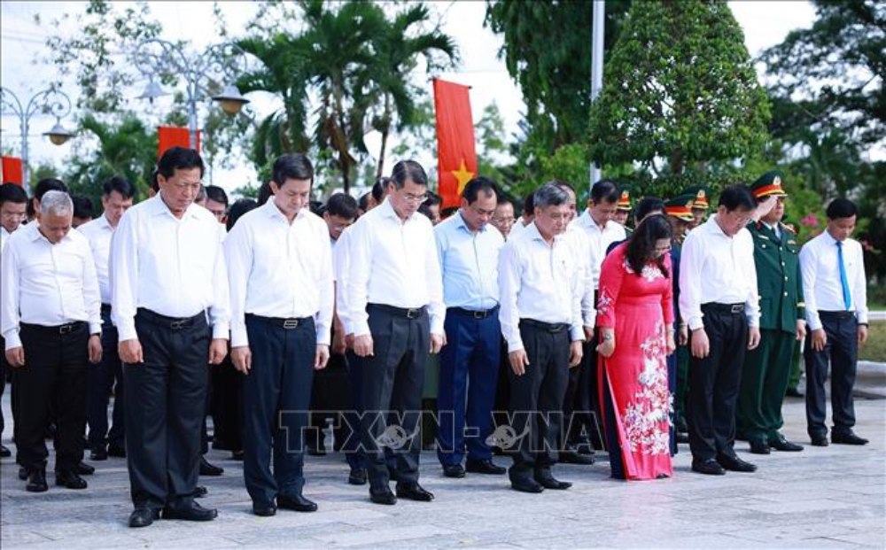 Thủ tướng Chính phủ Lê Minh Hưng cùng đoàn công tác đến dâng hương tưởng niệm các Anh hùng liệt sĩ tại Nghĩa trang liệt sĩ TP Cần Thơ. Ảnh: Dương Giang/TTXVN