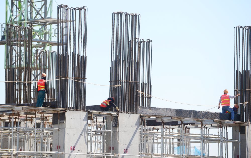 Cảnh các công nhân lao động làm việc dưới thời tiết khắc nghiệt trên công trường xây dựng. Ảnh: Quách Du