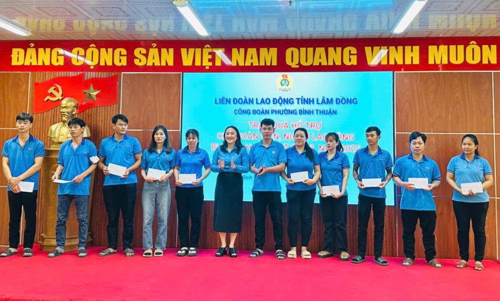 Công đoàn phường Bình Thuận trao quà cho các đoàn viên. Ảnh: Duy Tuấn