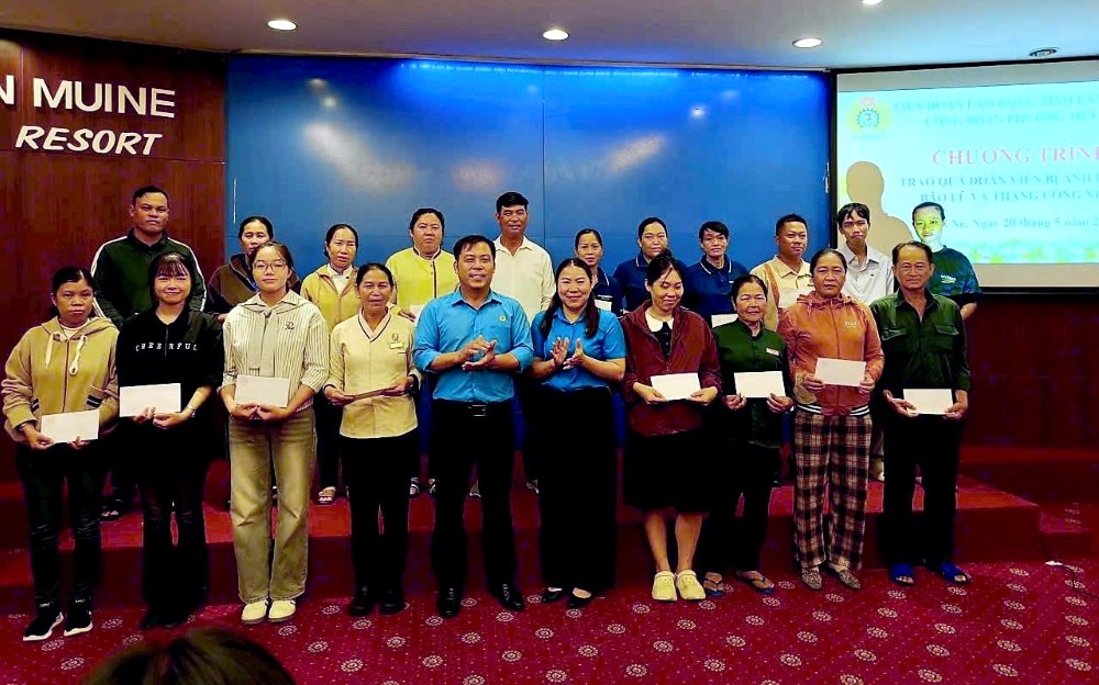 Công đoàn phường Mũi Né trao hỗ trợ cho đoàn viên có hoàn cảnh khó khăn và bị thiên tai. Ảnh: Duy Tuấn
