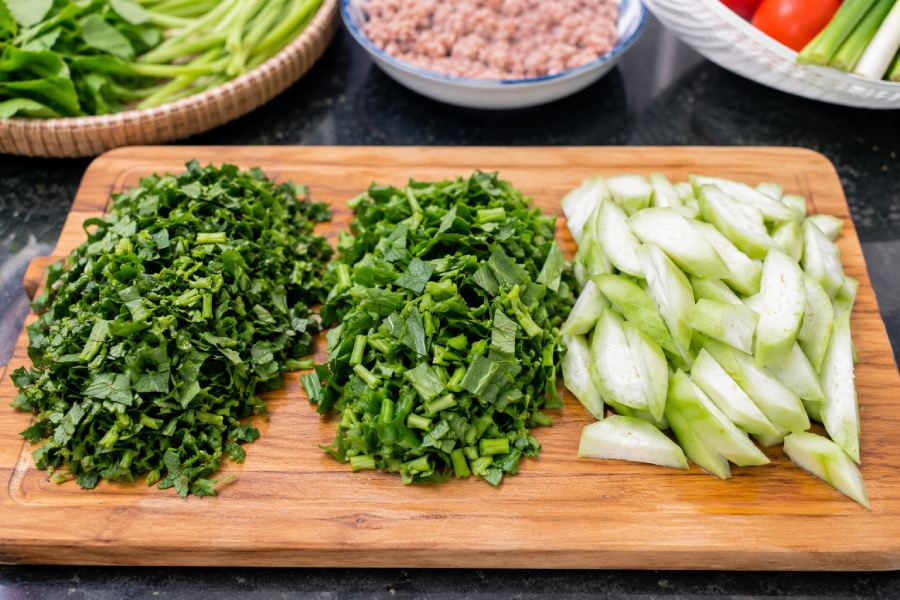 Rau đay, mồng tơi và mướp được sơ chế sạch trước khi nấu. Ảnh: Thùy Linh