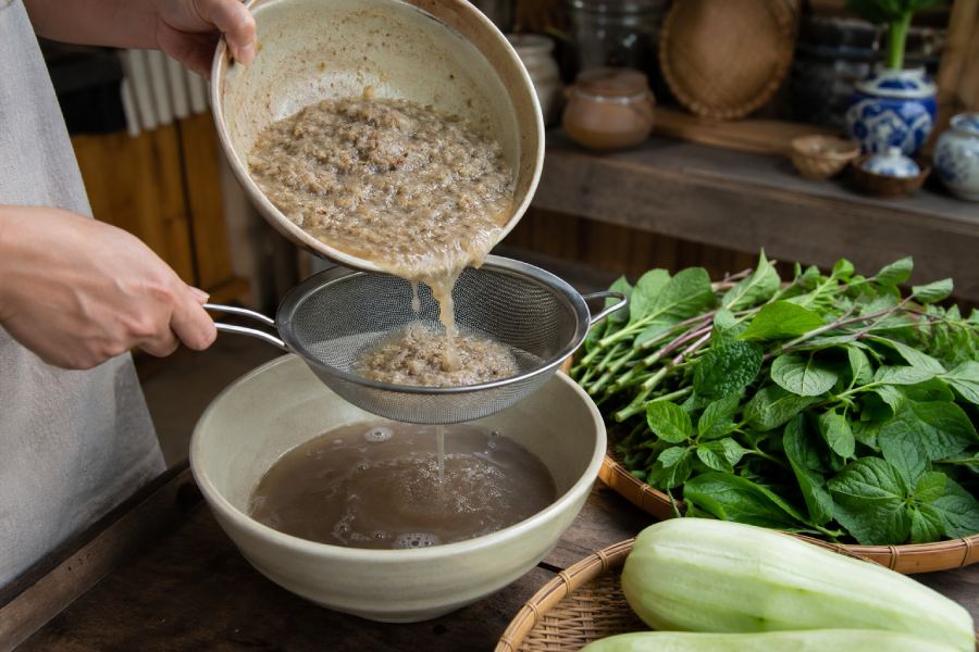 Cua đồng được lọc lấy nước để chuẩn bị nấu canh cua. Ảnh: Thùy Linh