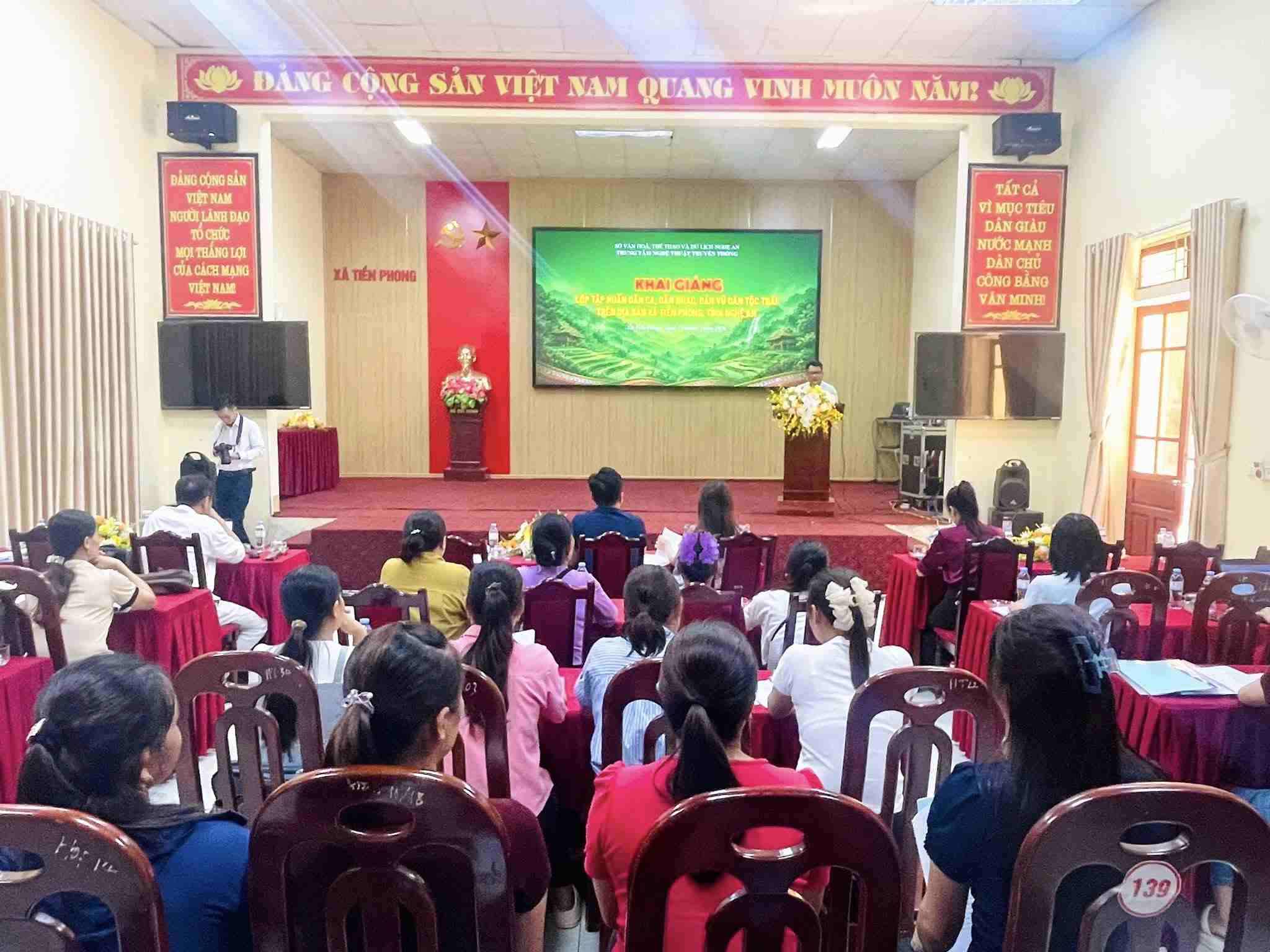 The Center for Traditional Arts opens a training class on Thai folk songs, folk music, and folk dances in Tien Phong commune. Photo: Ngoc Anh
