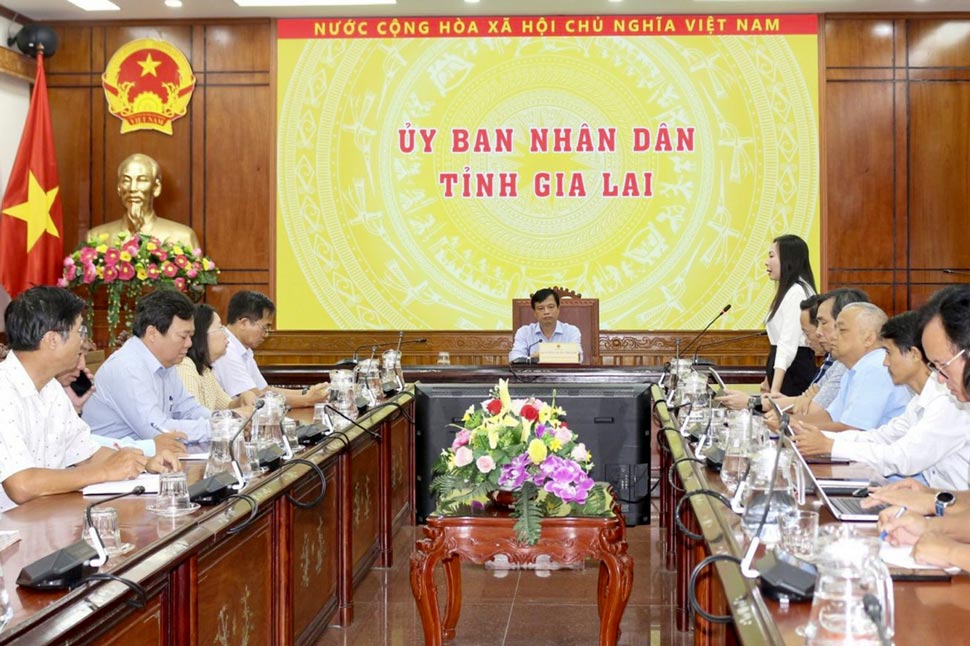 Quang cảnh cuộc họp xử lý vụ nghi ngộ độc thực phẩm. Ảnh: Ngọc Minh