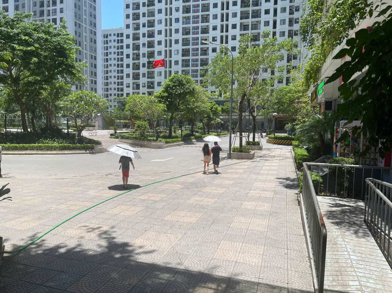 Nắng nóng gay gắt tại Hà Nội làm ảnh hưởng đến hoạt động tham quan, du lịch của du khách. Ảnh Vân Chi