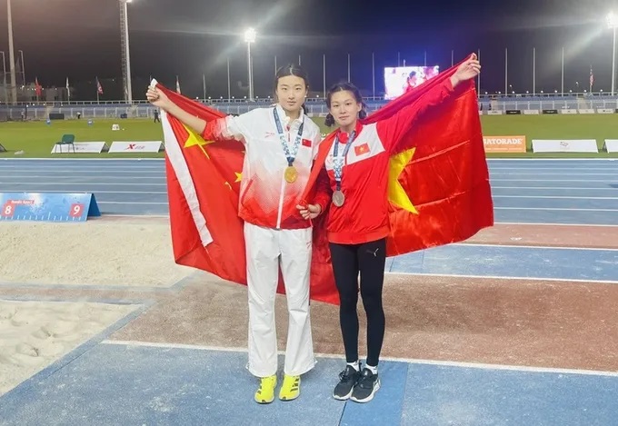 Player Mai Ngoc Anh (right) once won a silver medal at the 2025 Asian Youth Athletics Championships (U18 age group). Photo: Nguyen Duc