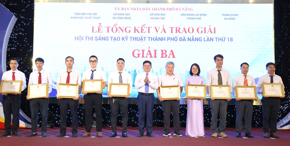 Các tác giả đoạt giải Ba Hội thi Sáng tạo kỹ thuật thành phố Đà Nẵng lần thứ 18 của EVNCPC. Ảnh: EVNCPC