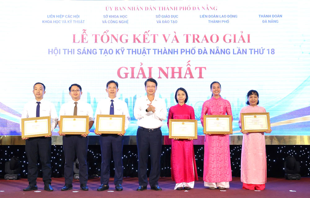 The authors who won the first prize at the 18th Da Nang City Technical Innovation Contest of EVNCPC. Photo: EVNCPC
