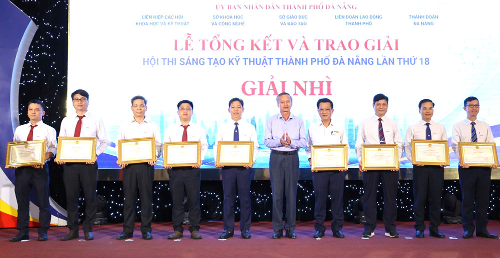 Các tác giả đoạt giải Nhì Hội thi Sáng tạo kỹ thuật thành phố Đà Nẵng lần thứ 18 của EVNCPC. Ảnh: EVNCPC