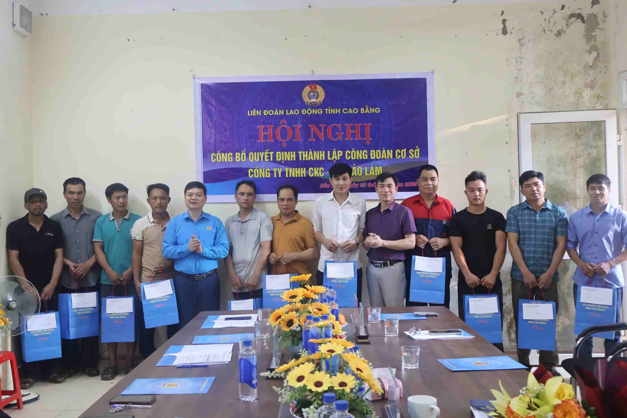 Cao Bang Provincial Labor Federation visits and gives gifts to union members and workers in difficult circumstances at newly established grassroots trade unions. Photo: Van Phan