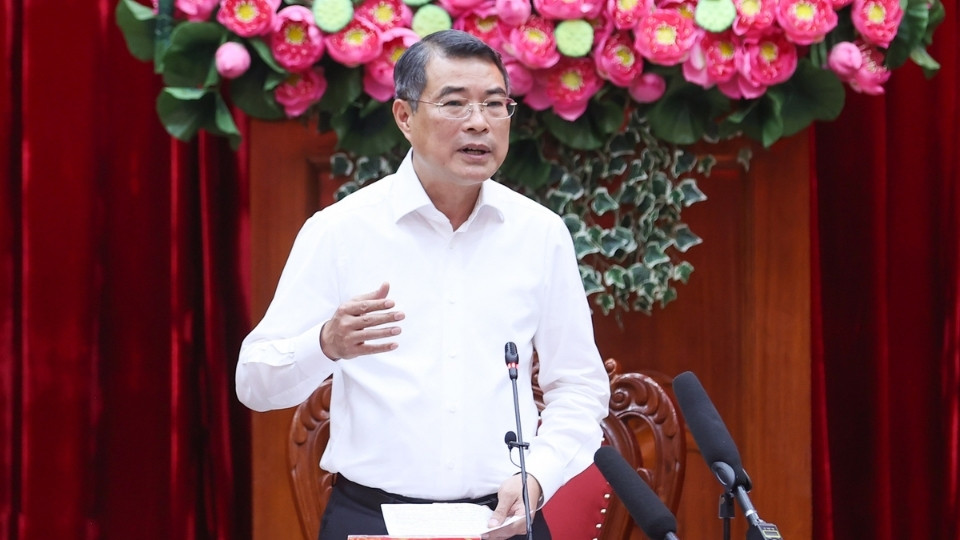 Politburo Member, Prime Minister Le Minh Hung works with leaders of Vinh Long province on the "double-digit" growth target and public investment. Photo: Government Electronics
