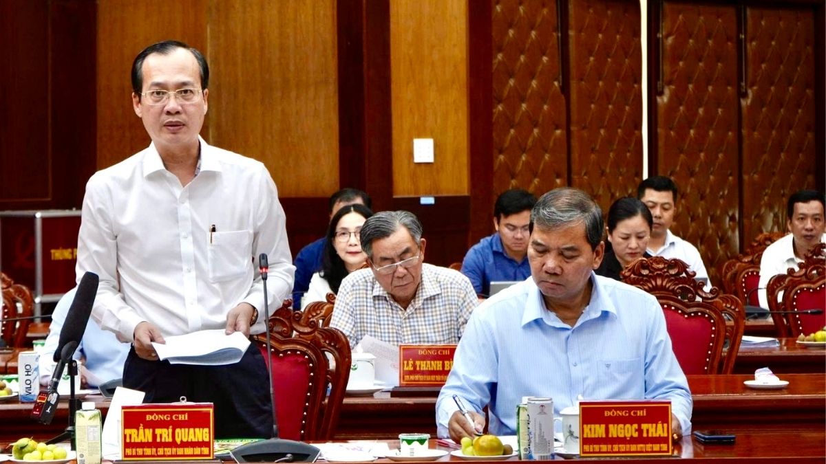 Ông Trần Trí Quang – Chủ tịch UBND tỉnh Vĩnh Long báo cáo với đoàn công tác của Thủ tướng Chính phủ tại buổi làm việc. Ảnh: Hoàng Lộc