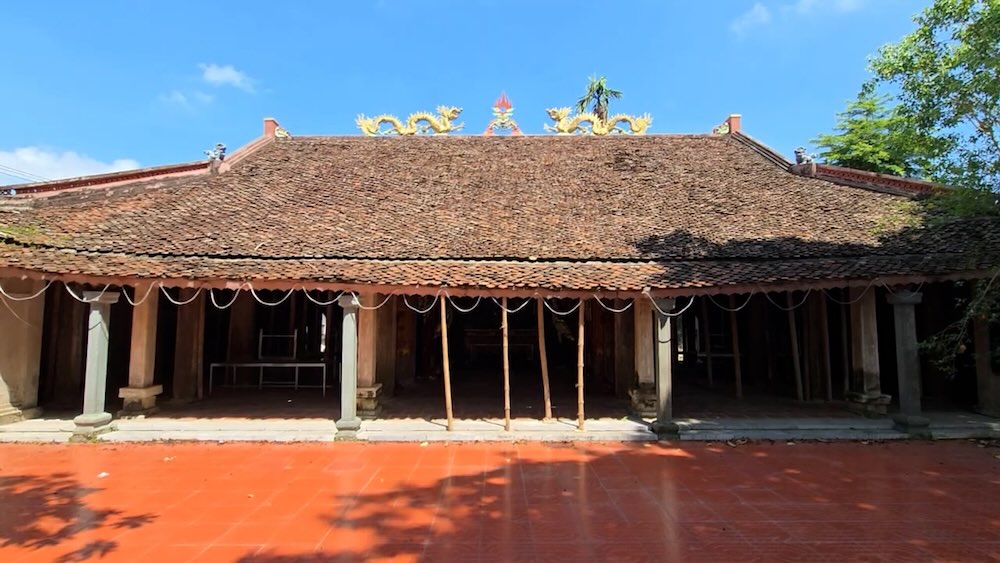 The ancient communal house in Thanh Hoa had to use bamboo stakes to support it to avoid the risk of collapse. Photo: Quach Du