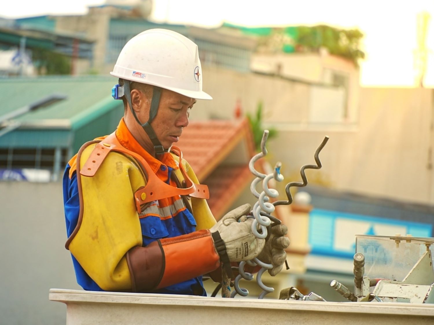 Nhân viên Đội hotline Công ty Điện lực Quảng Ninh xử lý công việc dưới thời tiết khắc nghiệt. Ảnh: Công ty Điện lực Quảng Ninh