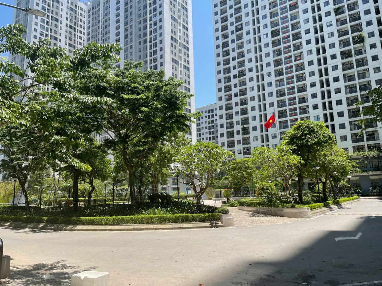 Nắng nóng kỷ lục thường đi kèm với chỉ số tia cực tím (UV) chạm mức nguy hại cực cao. Ảnh Vân Chi  