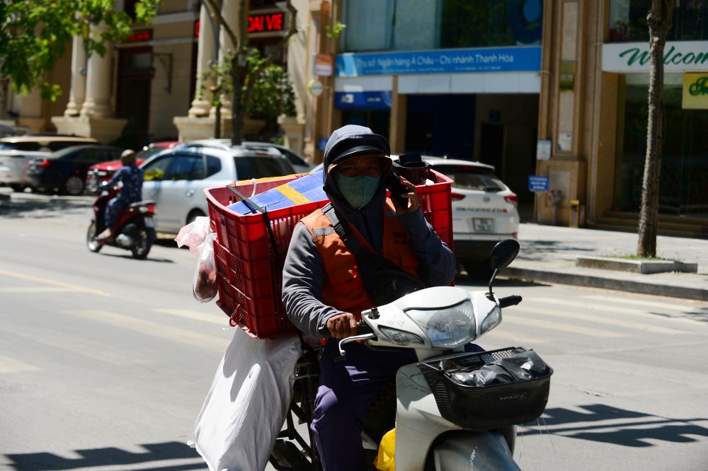 Record heat, everyone needs to pay attention to the dangers when staying outdoors continuously. Photo: Quach Du