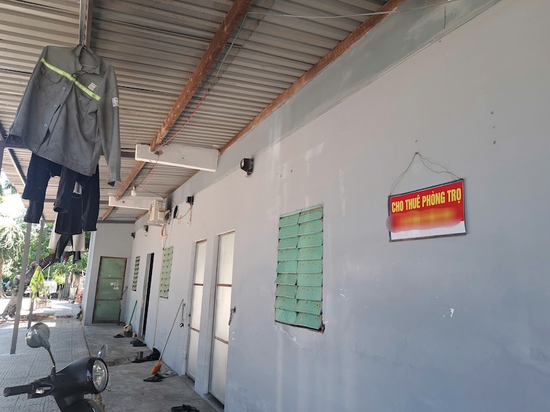 The electricity price matrix surrounds workers in industrial parks in Da Nang. Photo: Nguyen Linh
