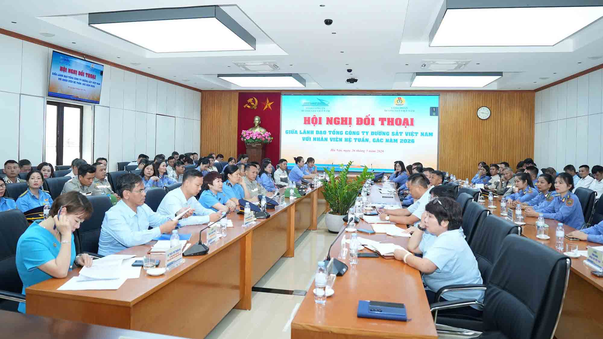 Dialogue conference between leaders of Vietnam Railways Corporation and staff of the road patrol and level crossing guard system took place on May 26. Photo: Huu Chanh