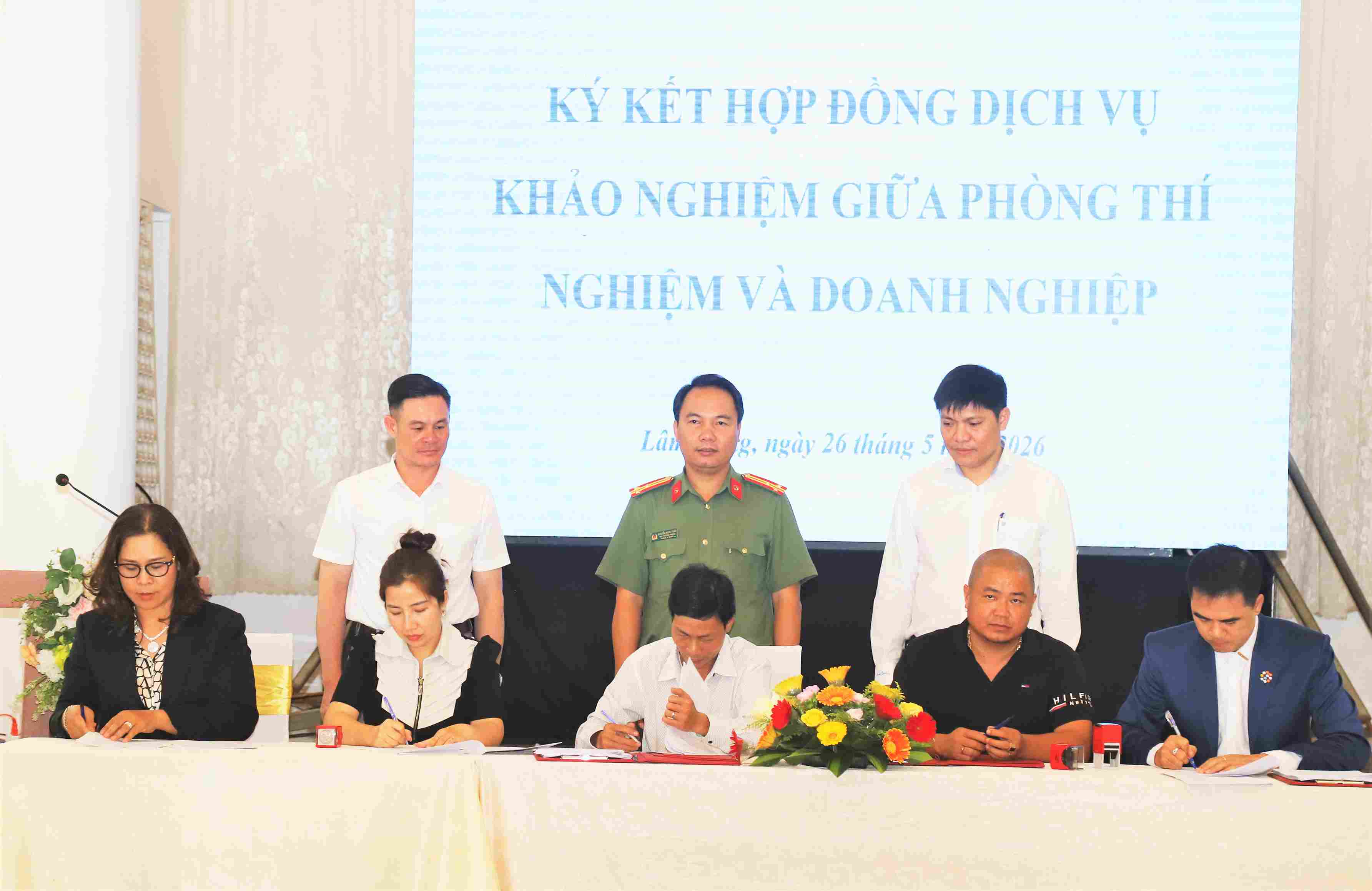 Các đơn vị, doanh nghiệp ký kết hợp đồng kiểm định chất lượng sầu riêng phục vụ xuất khẩu qua thị trường Trung Quốc. Ảnh: Phúc Khánh