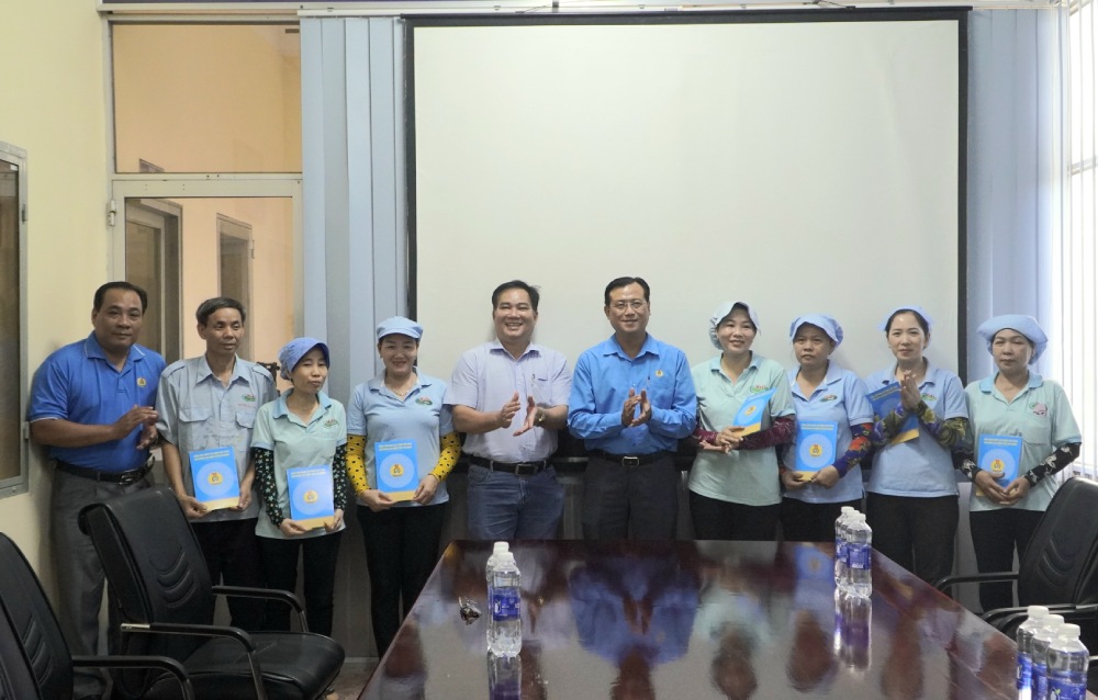 Tặng quà cho đoàn viên, người lao động Công ty Cổ phần Bao bì Hà Tiên. Ảnh: Nguyên Anh