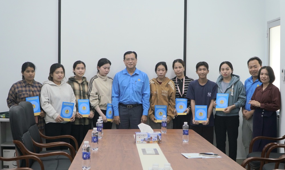 Tặng quà cho đoàn viên, người lao động Công ty Cổ phần Chế biến Thủy sản Trung Sơn. Ảnh: Nguyên Anh