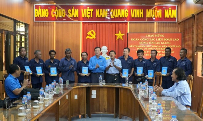 Thăm, tặng quà đoàn viên, người lao động khó khăn khu vực biên giới An Giang