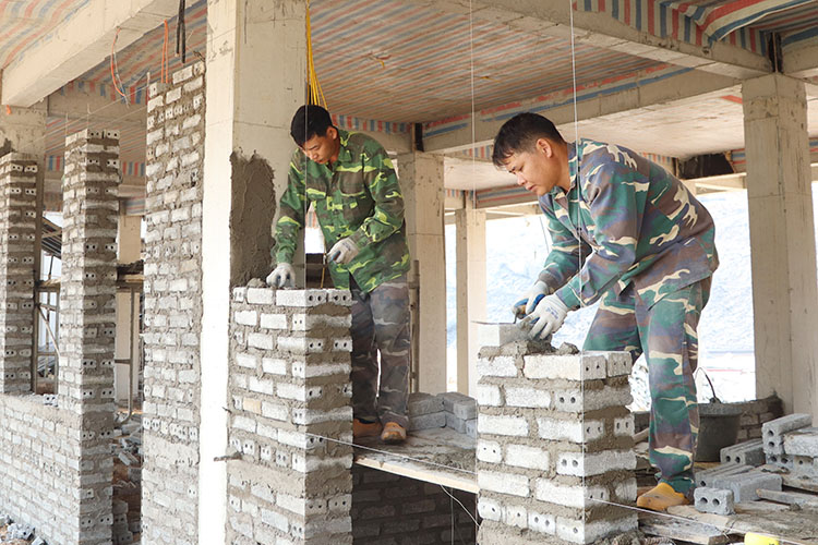 Công nhân thi công Ảnh: Phạm Trung