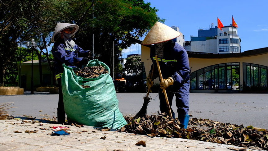 Công nhân môi trường trang bị áo, nón để hạn chế tác động của nắng nóng đến sức khoẻ. Ảnh: Mỹ Ly