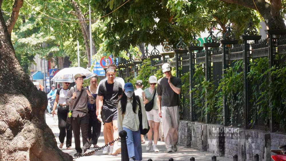 Khách quốc tế du lịch Hà Nội bất chấp thời tiết nắng nóng.