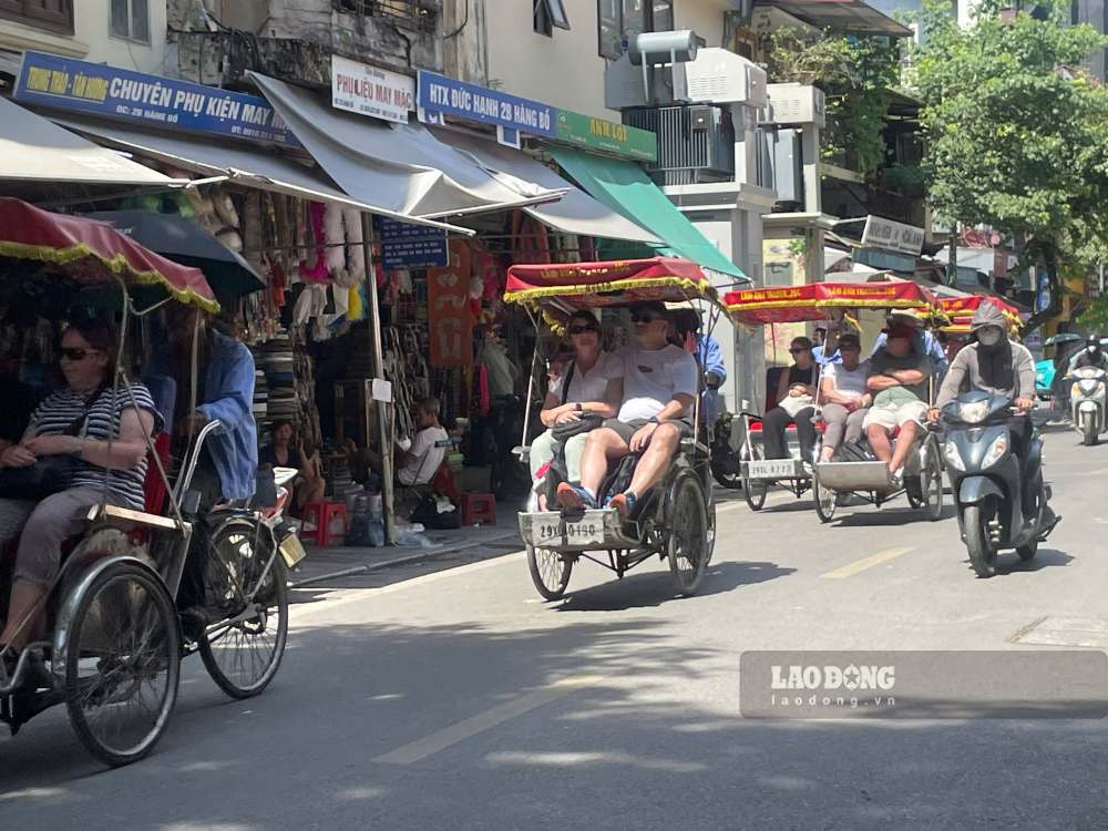 Nhiều khách Tây vẫn tham quan theo đúng lịch trình đăng ký với các doanh nghiệp lữ hành.