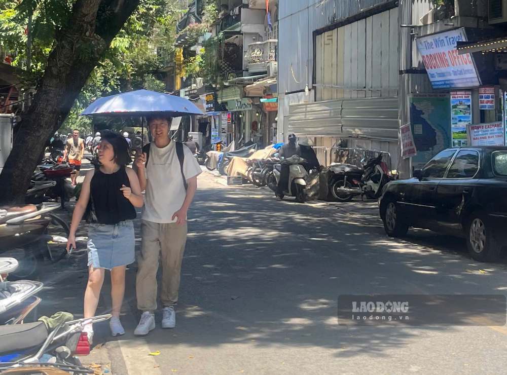 Du khách châu Á cũng sốc trước thời tiết khắc nghiệt tại Hà Nội.