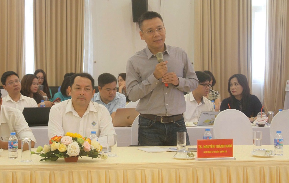 TS. Nguyễn Thành Nam (đứng) kỳ vọng những đổi mới trong cơ chế tài chính, giải ngân của Luật Khoa học, Công nghệ và Đổi mới sáng tạo 2025 sẽ sớm đi vào đời sống. Ảnh: Quỳnh Chi