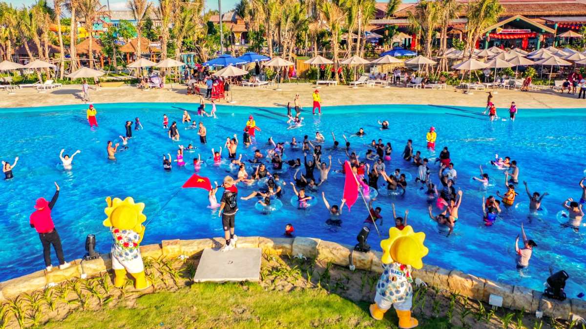 Đông đảo du khách vui chơi ở Công viên nước Sun World Vung Tau. Ảnh: ĐVCC