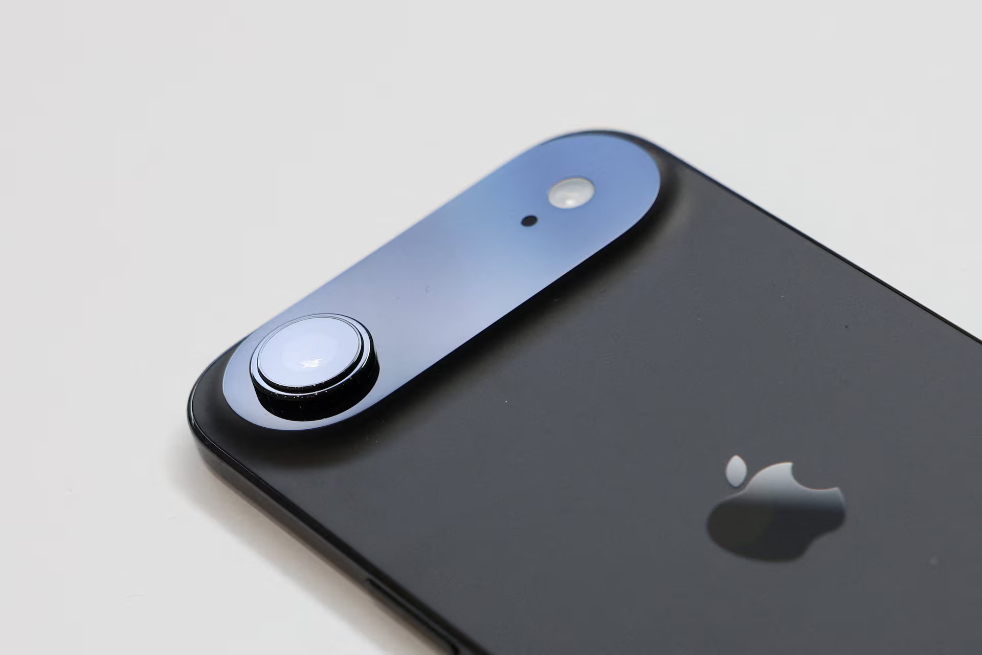 iPhone 17 Air received many mixed opinions from users. Photo: REUTERS