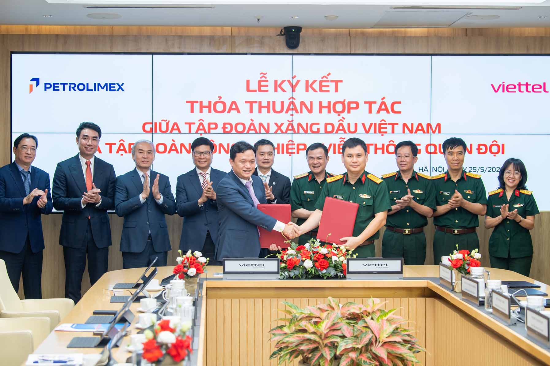Deputy General Director of Viettel - Cao Anh Son and Deputy General Director of Petrolimex - Nguyen Ngoc Tu signed a cooperation agreement in the presence of leaders of the two Groups. Photo: Petrolimex