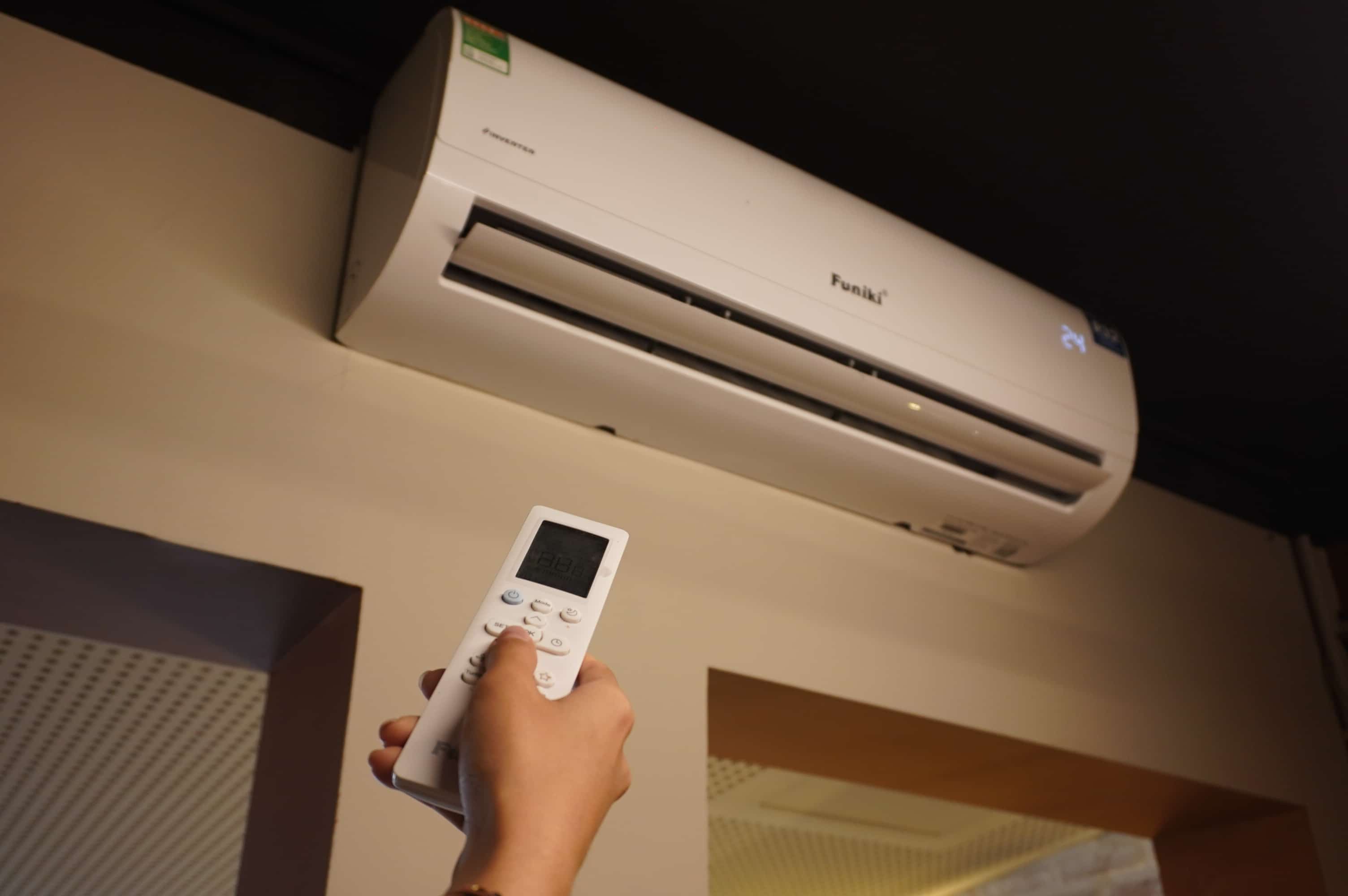 Using air conditioners incorrectly increases electricity bills on hot sunny days. Photo: Huyen Trang