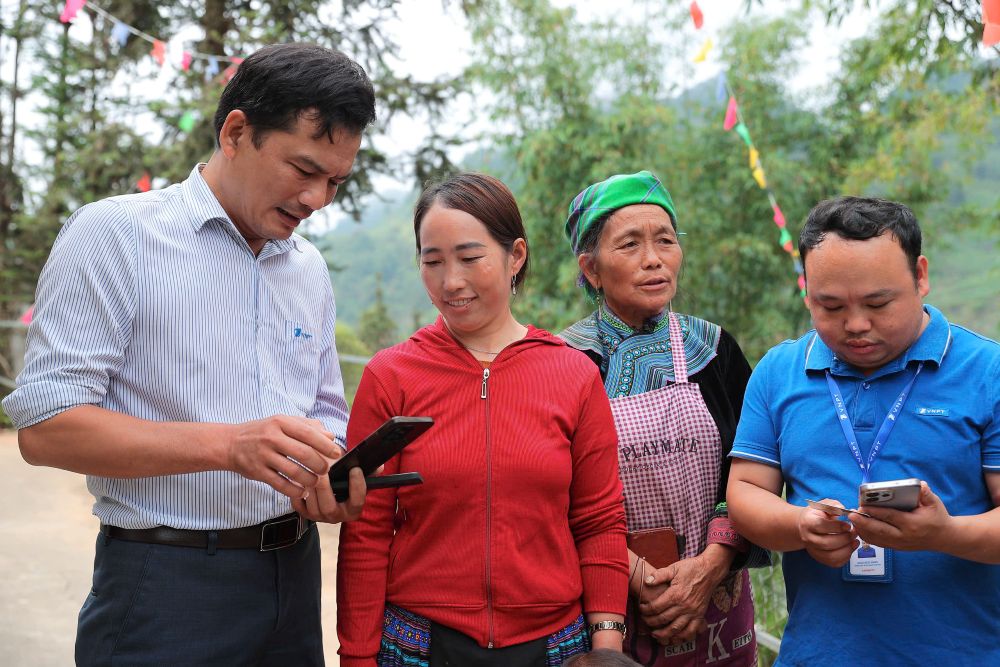 VinaPhone còn tích cực triển khai các chương trình hỗ trợ người dân vùng sâu vùng xa, người cao tuổi, người yếu thế tiếp cận dịch vụ. Ảnh: VNPT