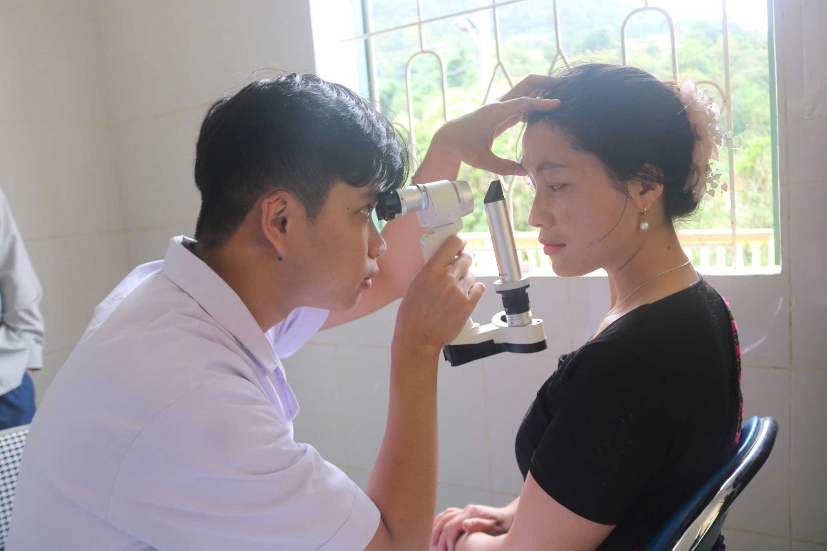 Bác sĩ thăm khám, kiểm tra thị lực cho người dân xã Lao Chải trong chương trình khám mắt nhân đạo. Ảnh: Xã Lao Chải
