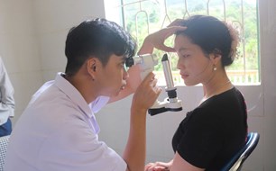 Ấm áp chương trình khám mắt nhân đạo tại xã Lao Chải