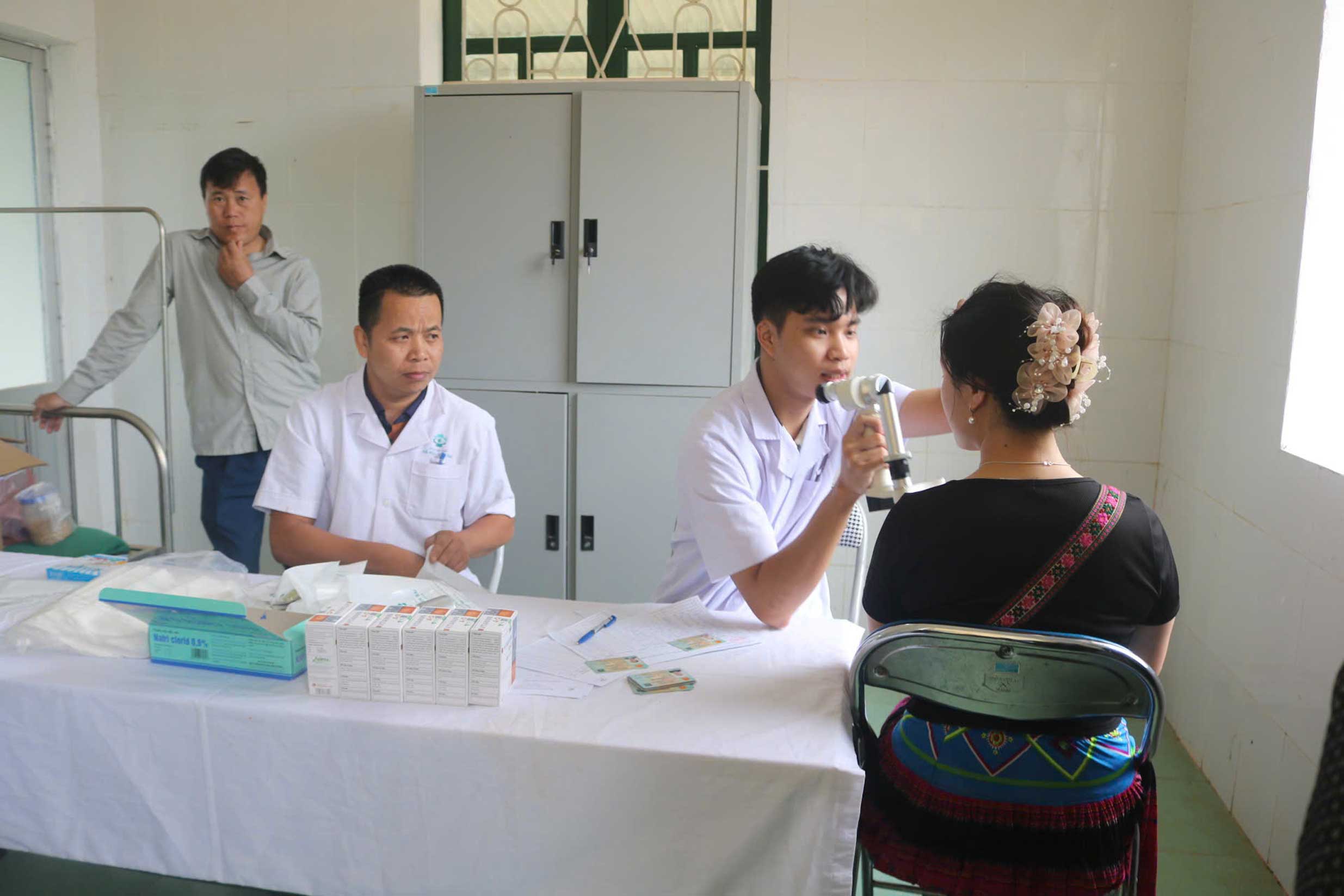 Không khí ấm áp trong chương trình khám mắt nhân đạo dành cho người dân. Ảnh: Xã Lao Chải