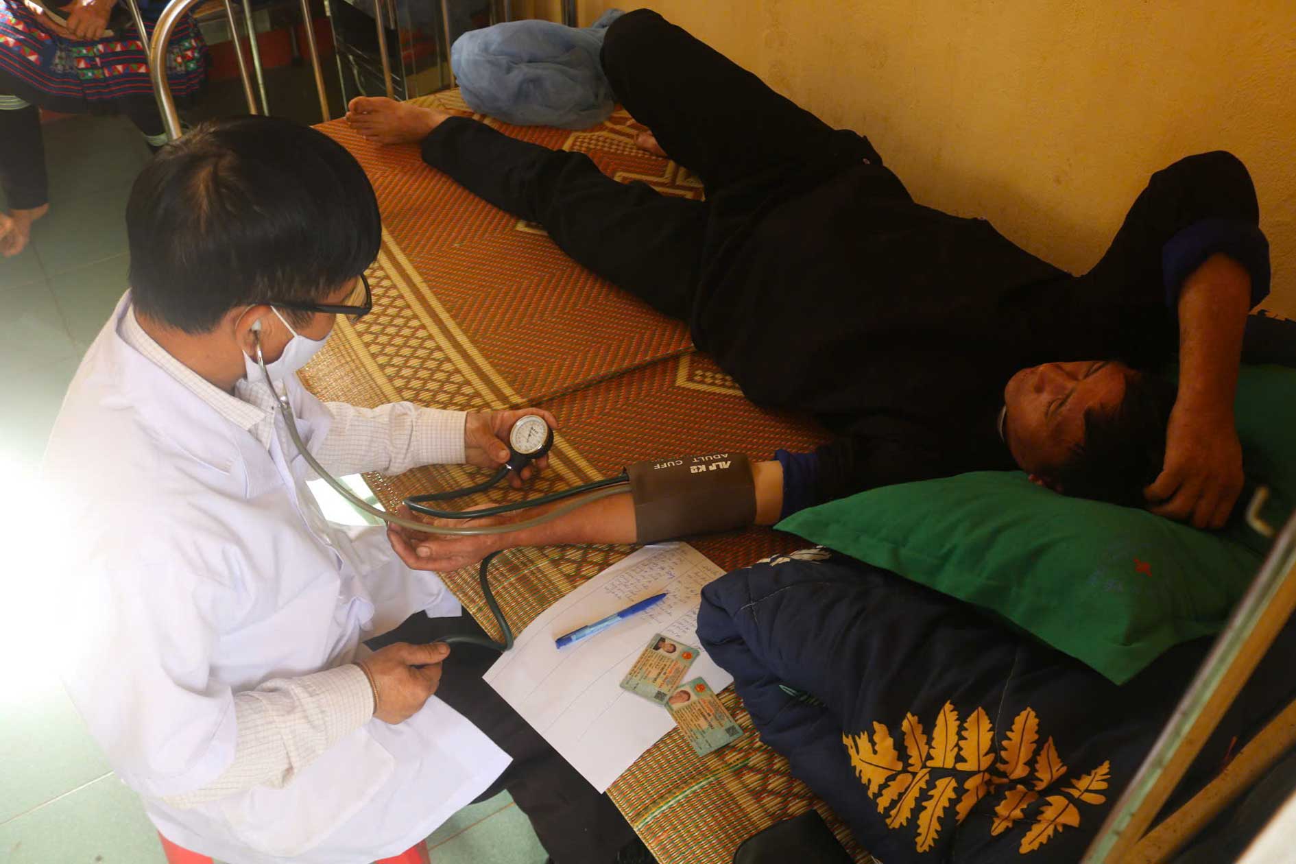Người dân được kiểm tra sức khỏe trong chương trình khám bệnh nhân đạo tại xã Lao Chải. Ảnh: Xã Lao Chải