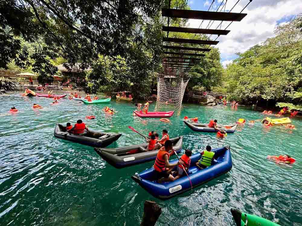 Rất đông gia đình cho con đến suối Moọc nghỉ ngơi, thư giãn.