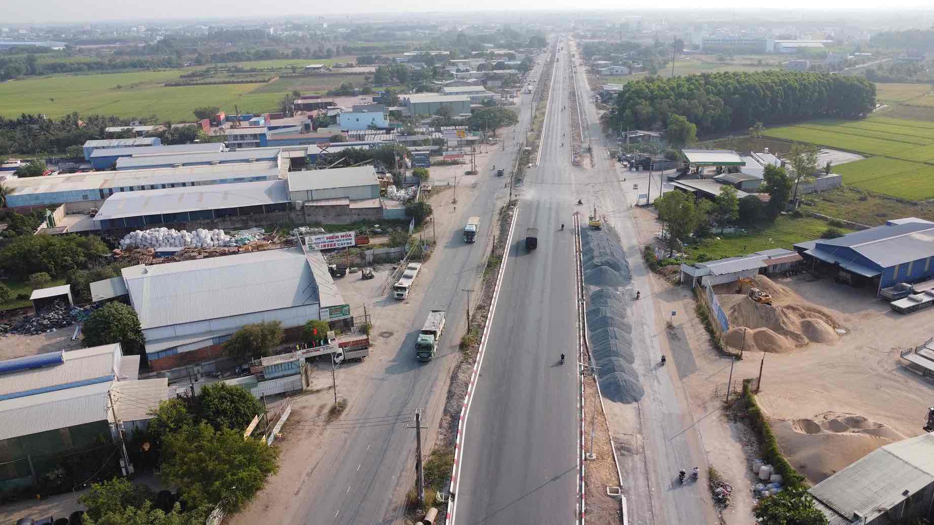Dong Nai City People's Committee requests to complete the construction of road 25B in June 2026. Photo: HAC