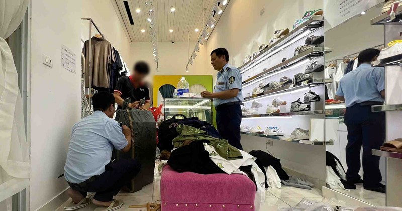 Hà Nội: Tạm giữ 1.395 sản phẩm nghi hàng giả tại hai cơ sở kinh doanh